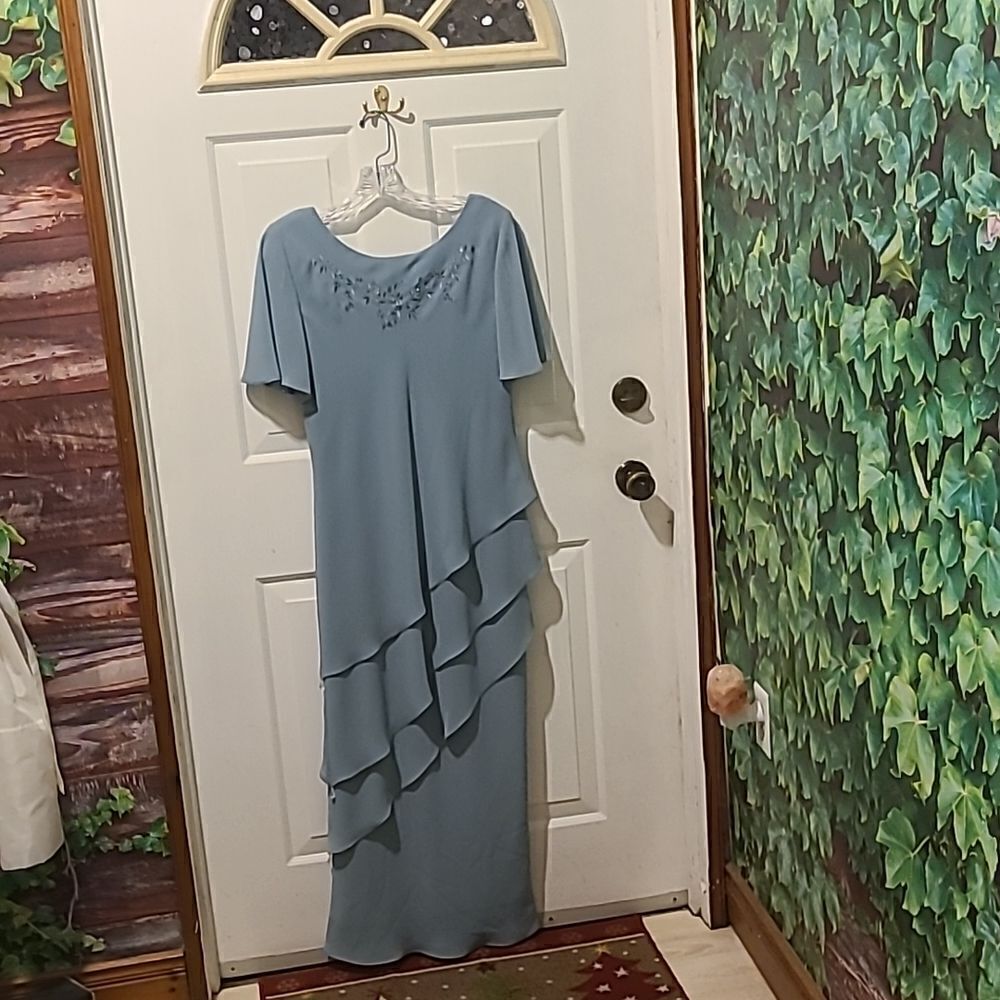 Ladies Size 8 Virgo SeafoamShort Sleeved Formal Gown